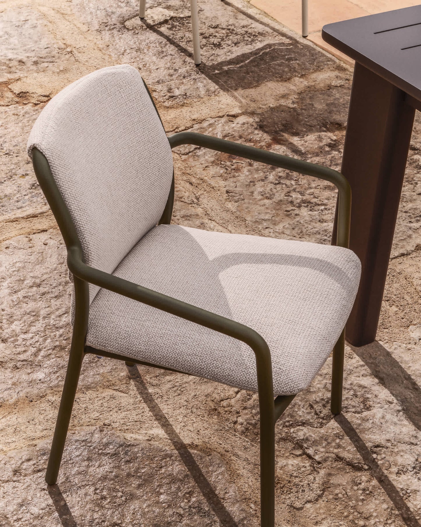 Sedia impilabile da esterno Linosa in alluminio verde con cuscino beige