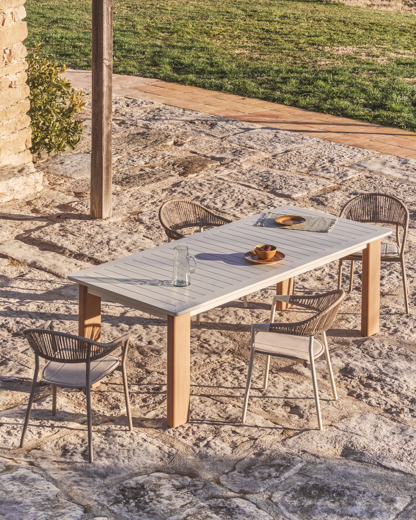 Sedia impilabile da esterno Alimia in alluminio écru con corda sintetica beige