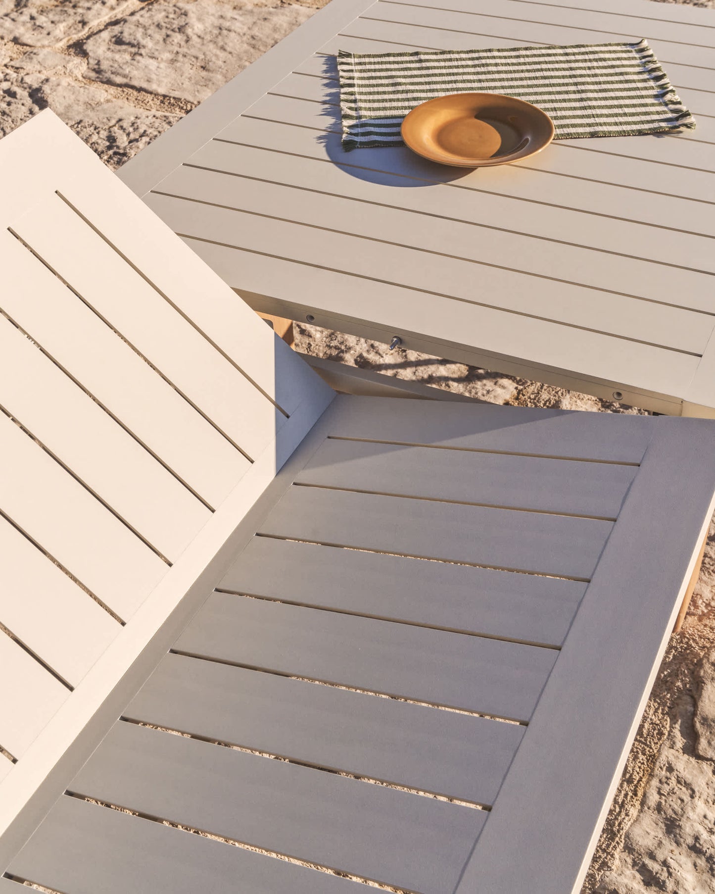 Tavolo allungabile Livorno in alluminio color écru e gambe effetto legno 233 (350) x 100 cm