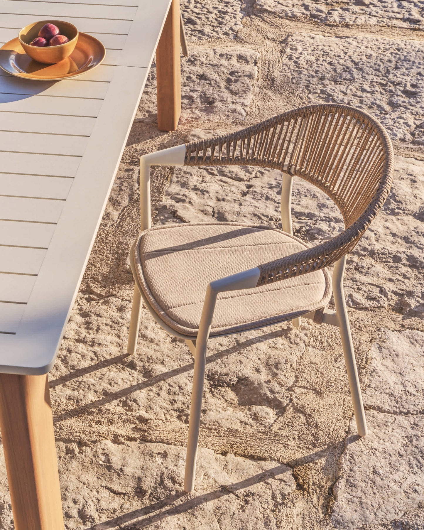 Sedia impilabile da esterno Alimia in alluminio écru con corda sintetica beige