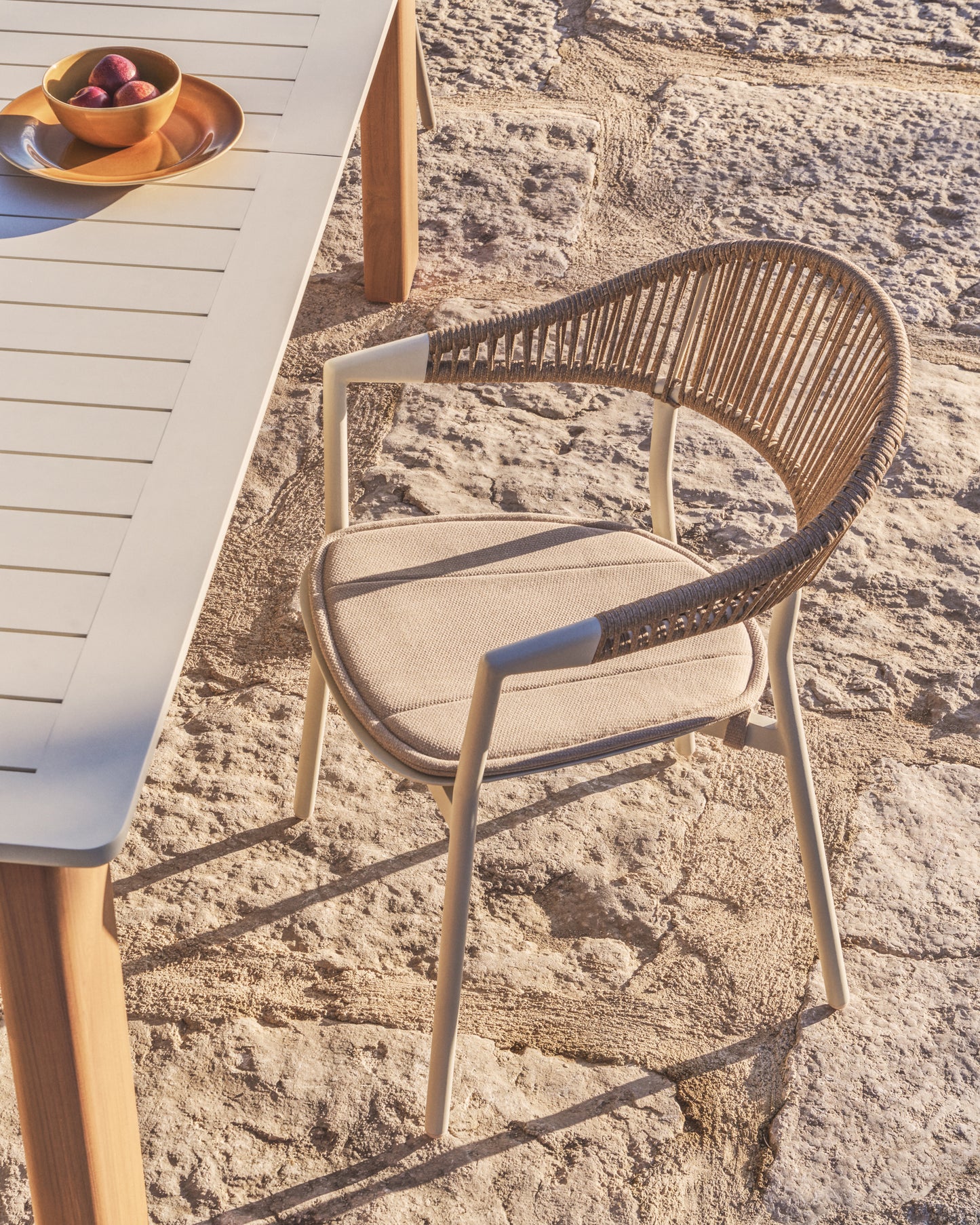 Sedia impilabile da esterno Alimia in alluminio écru con corda sintetica beige