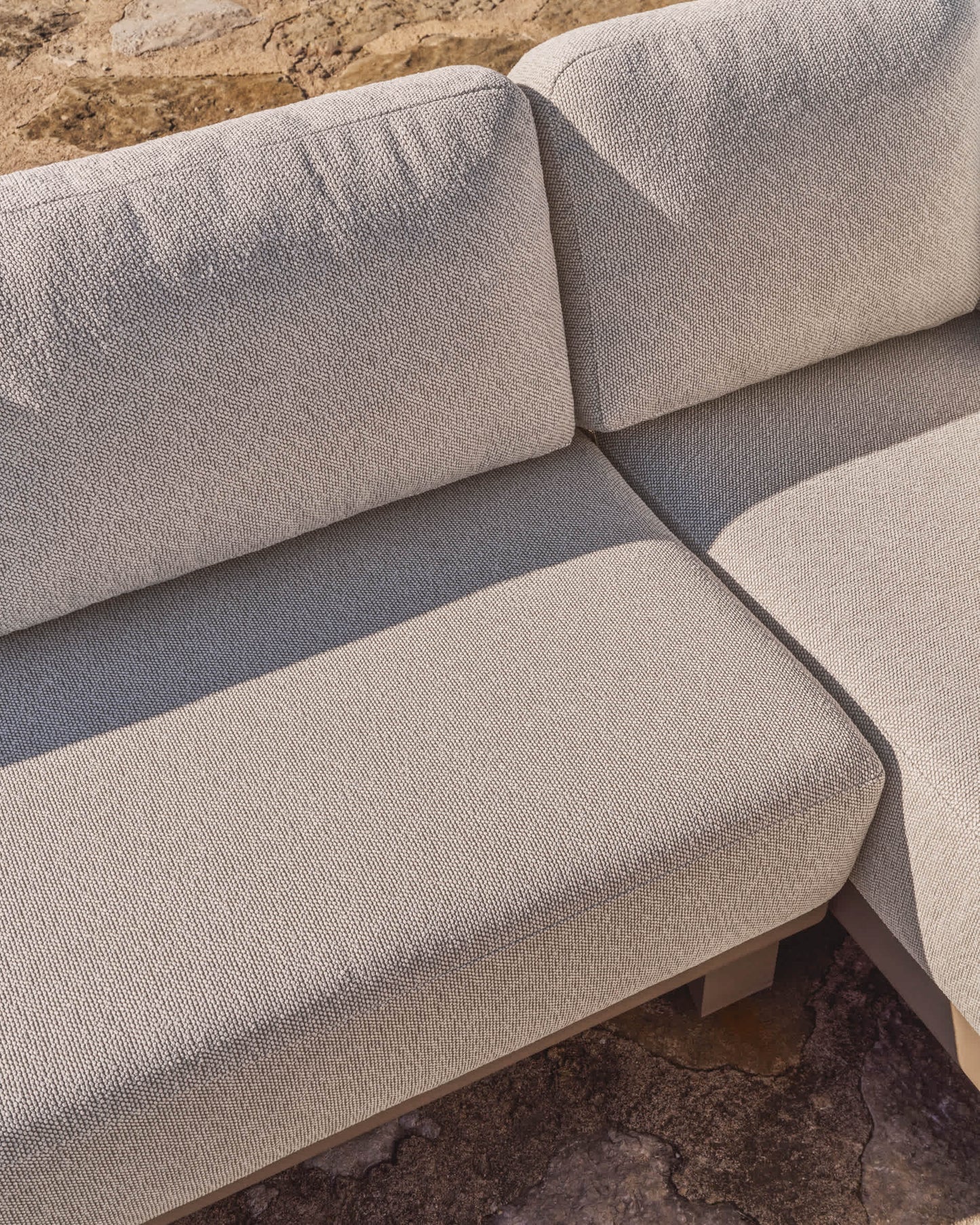 Set Nerano con divano angolare 5 posti e tavolino in vetro temperato e alluminio taupe