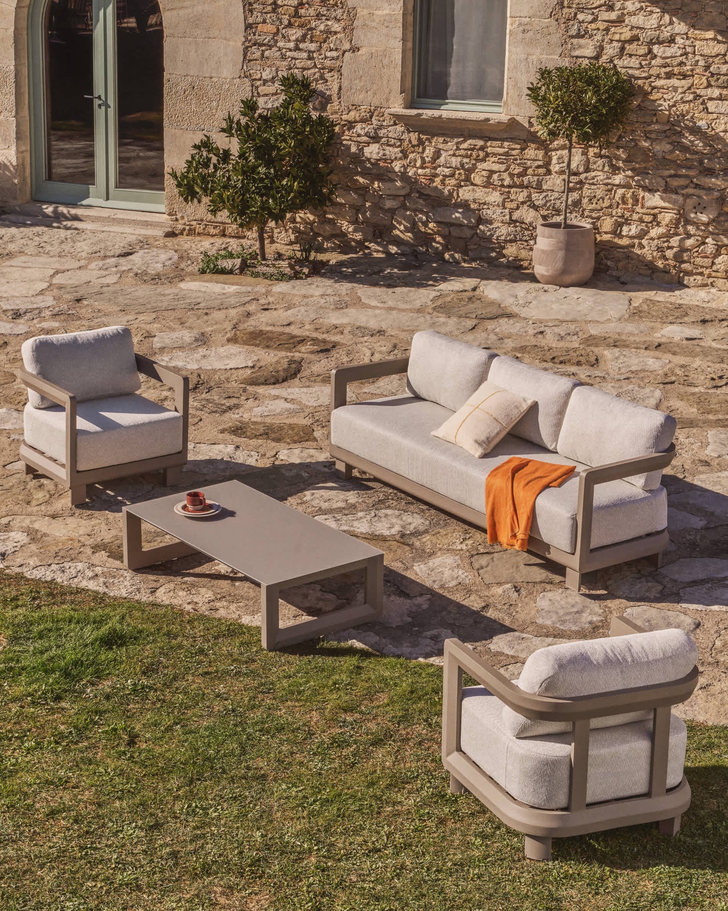 Set Nerano con divano 3 posti, 2 poltrone e tavolino in vetro temperato e alluminio taupe