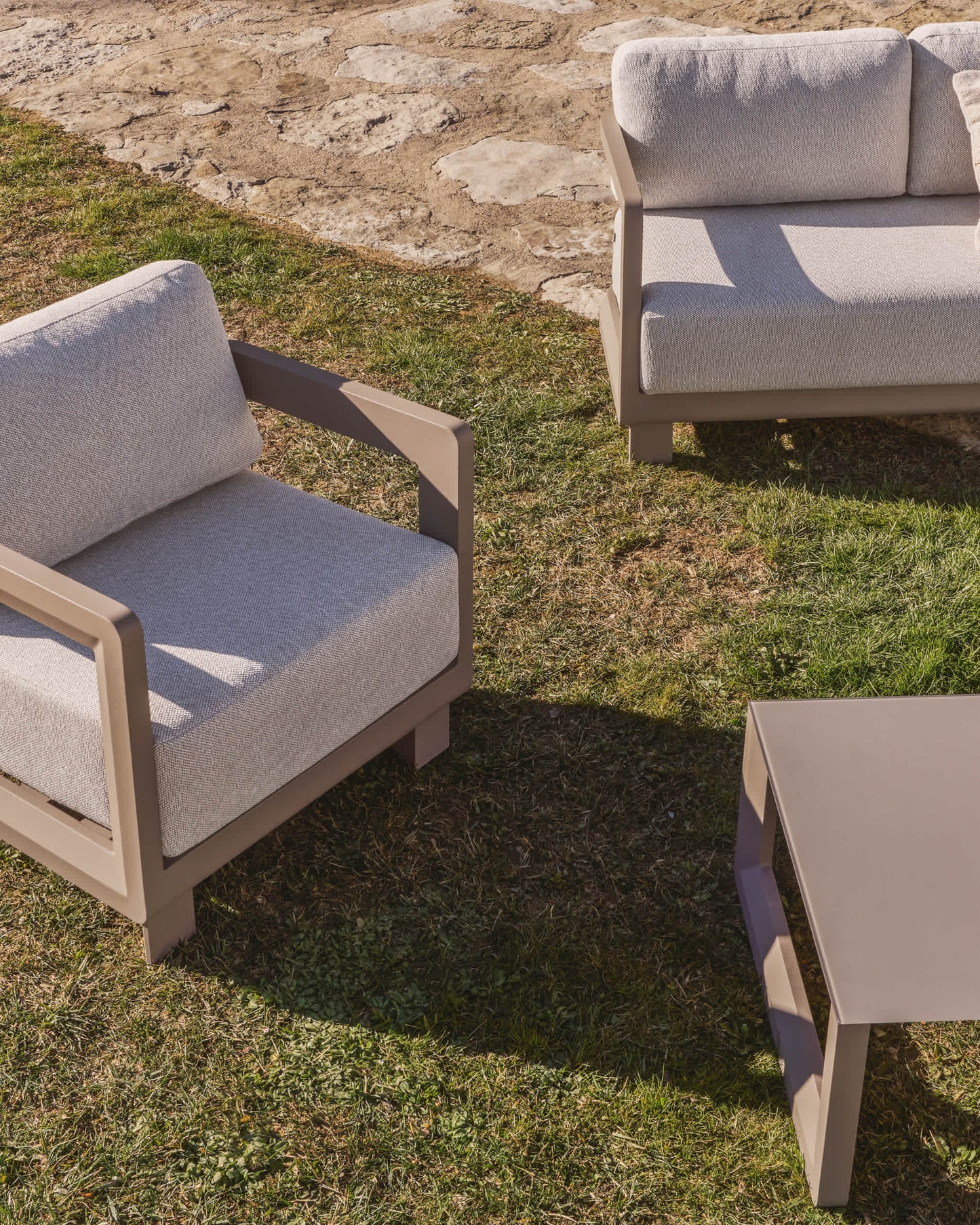 Set Nerano con divano 3 posti, 2 poltrone e tavolino in vetro temperato e alluminio taupe