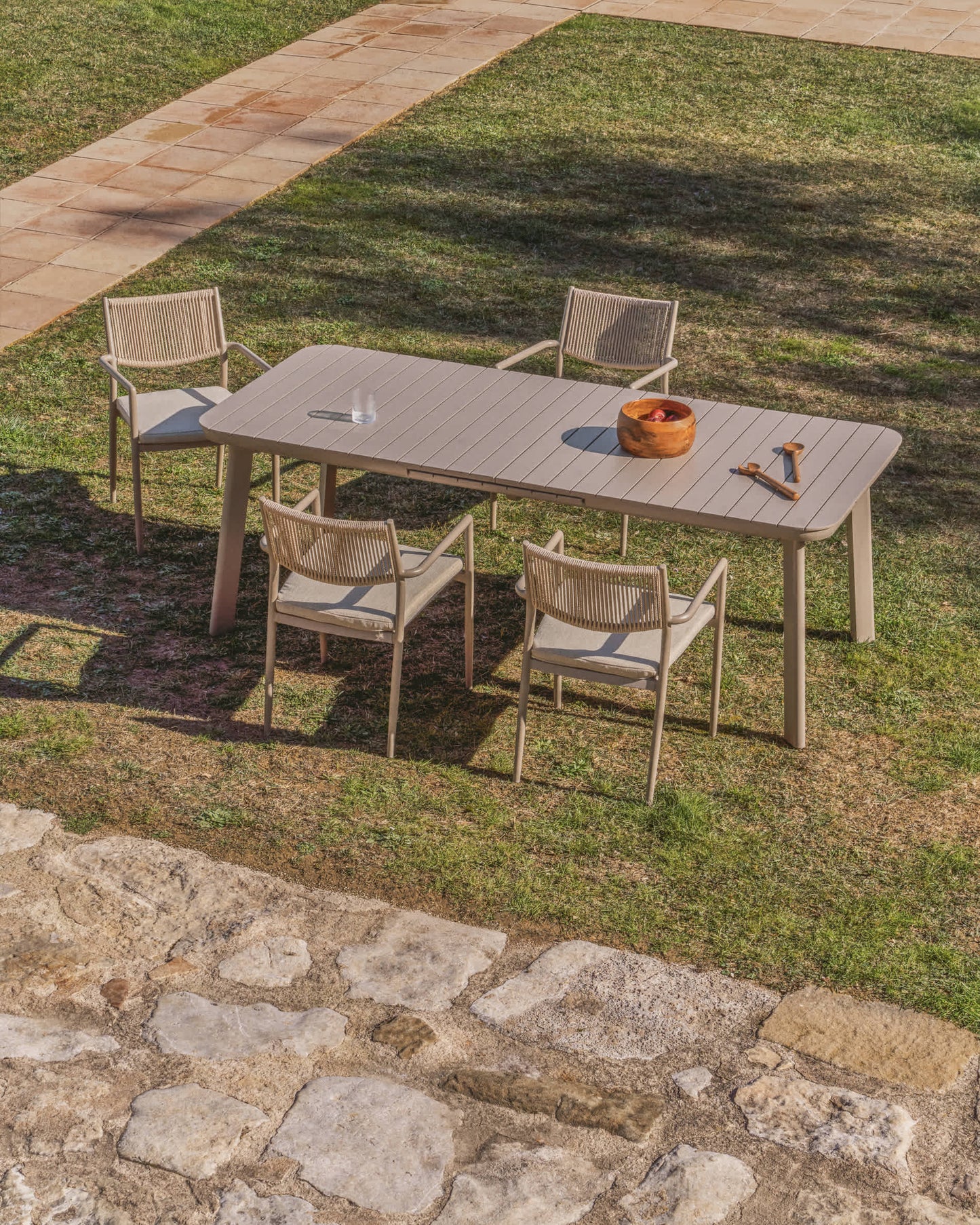 Tavolo allungabile da esterno Izola in alluminio con finitura taupe 185 (235) x 100 cm