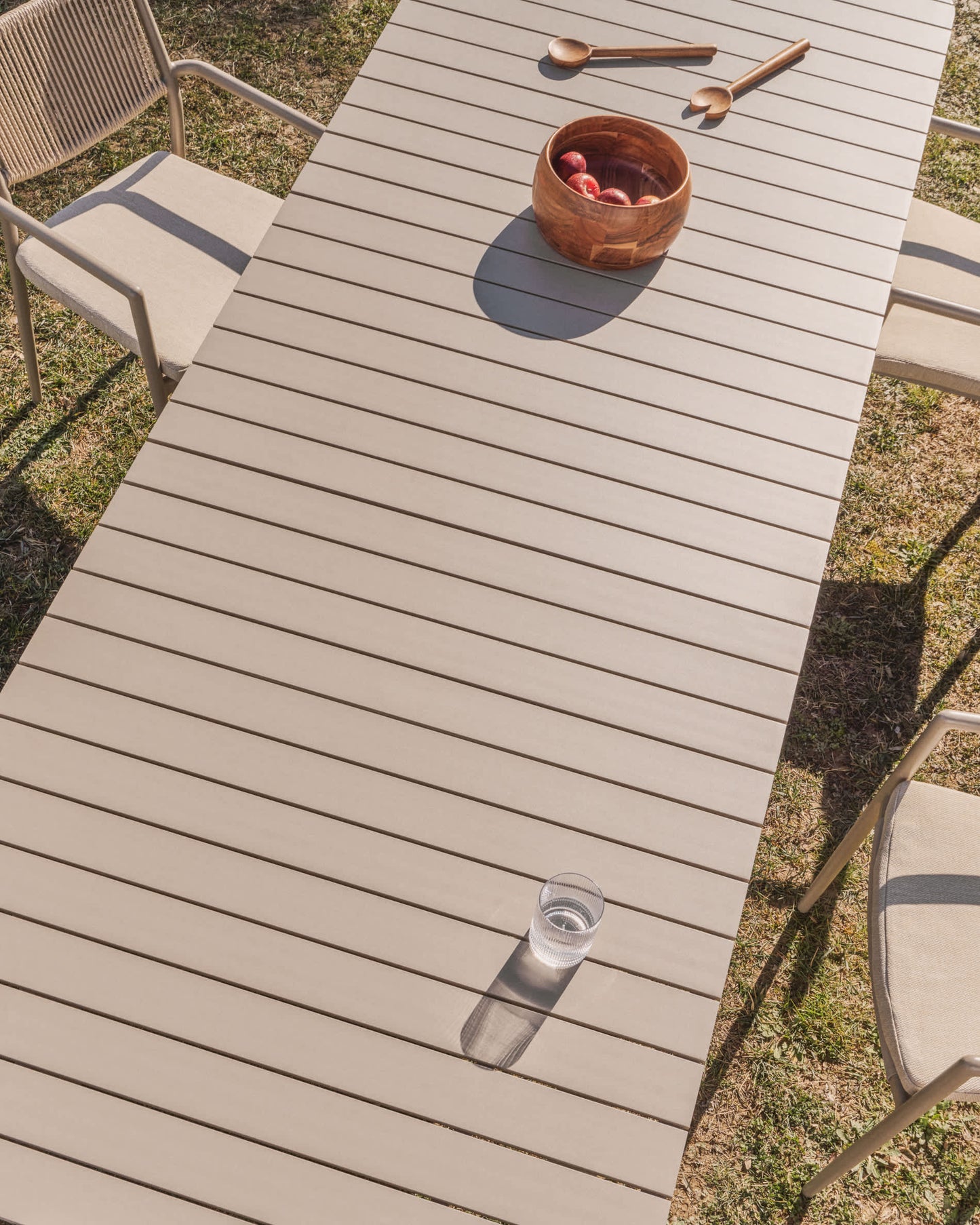 Tavolo allungabile da esterno Izola in alluminio con finitura taupe 220 (280) x 100 cm
