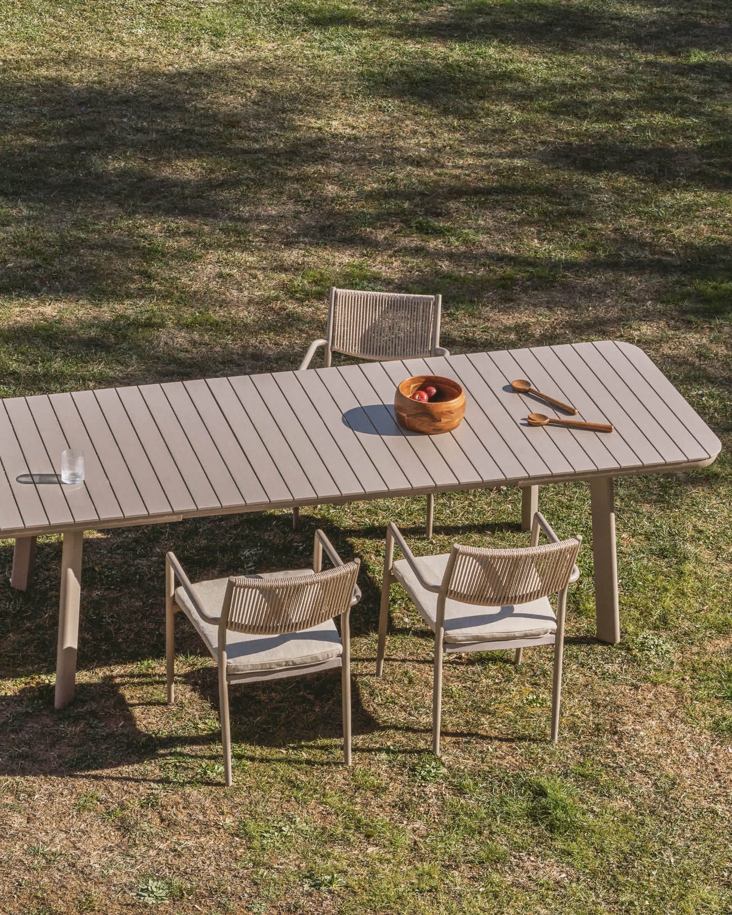 Tavolo allungabile da esterno Izola in alluminio con finitura taupe 220 (280) x 100 cm