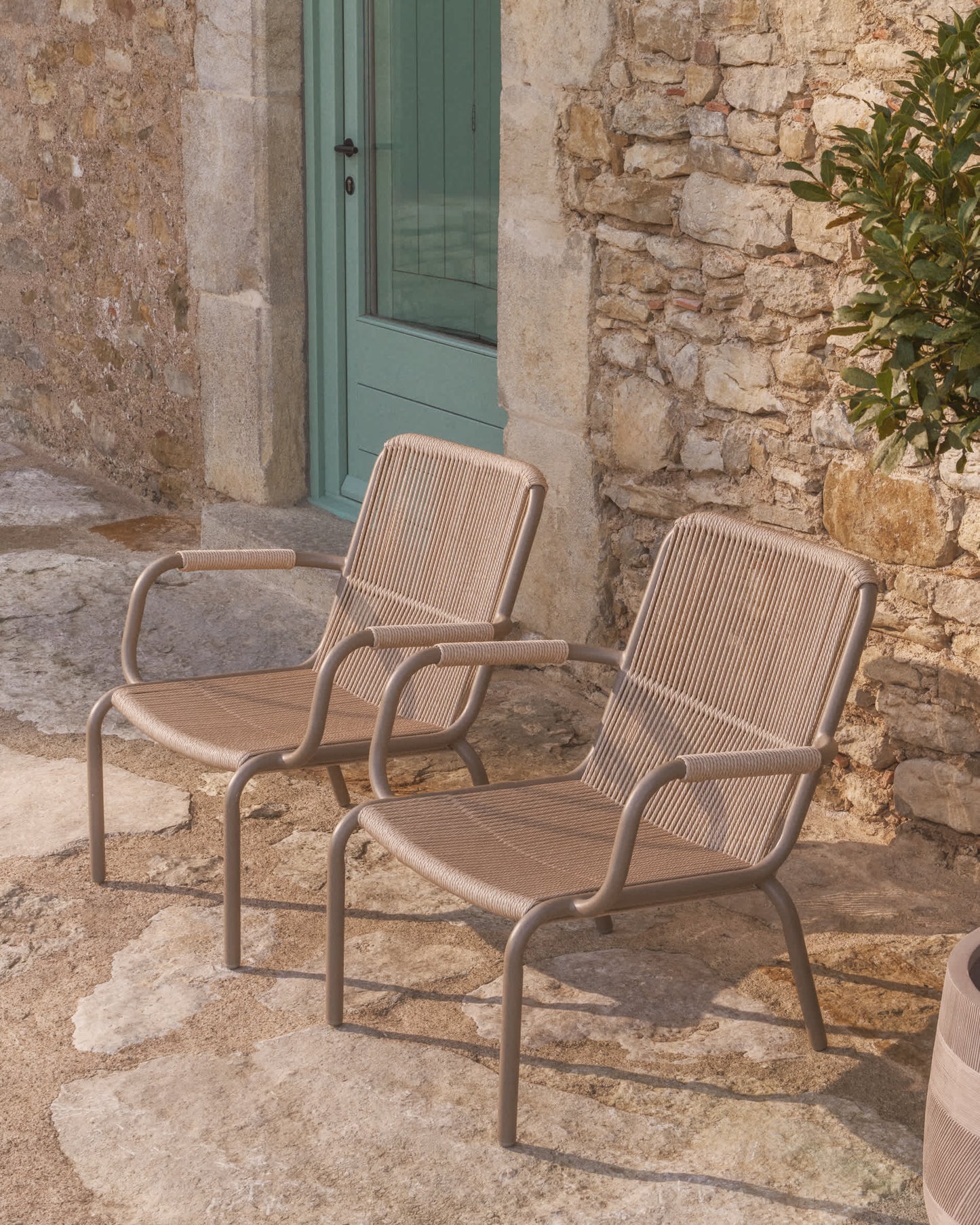 Poltrona impilabile Salis in alluminio tortora e corda sintetica beige