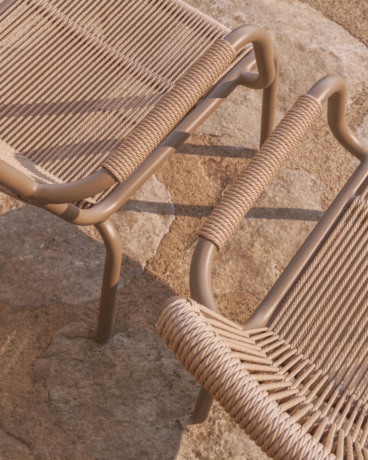 Poltrona impilabile Salis in alluminio tortora e corda sintetica beige