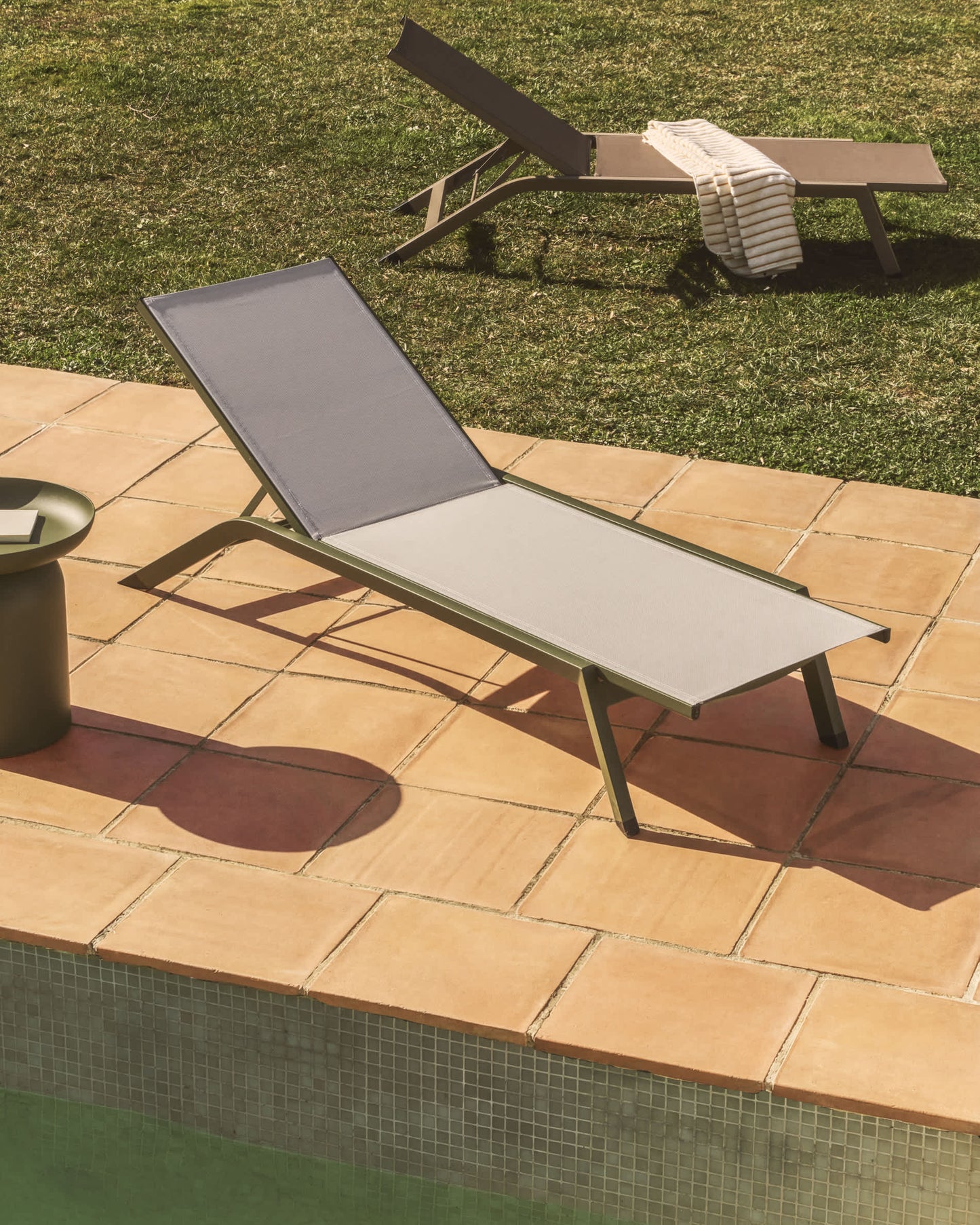 Lettino impilabile Capraia in alluminio verde e texteline beige