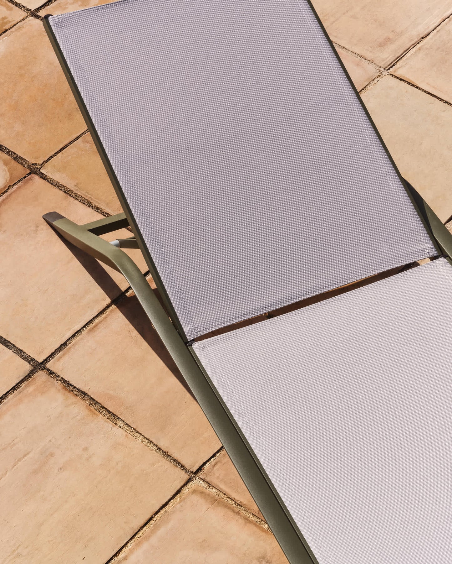 Lettino impilabile Capraia in alluminio verde e texteline beige