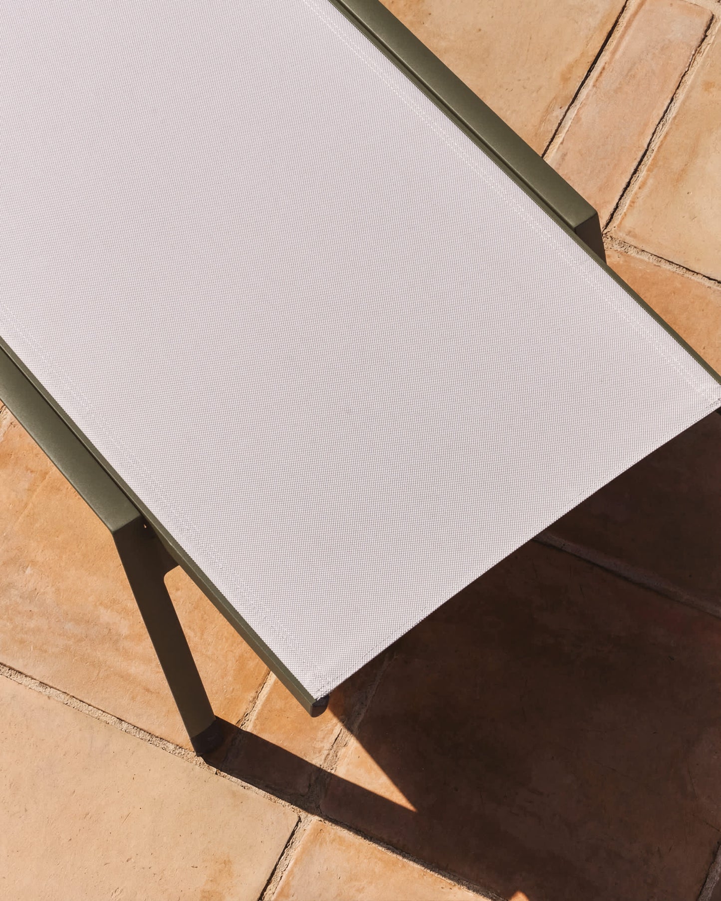 Lettino impilabile Capraia in alluminio verde e texteline beige