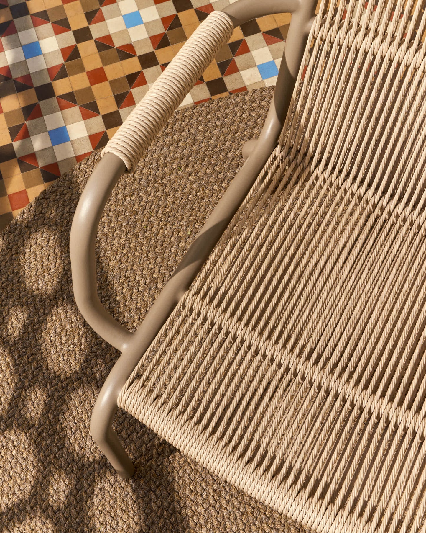 Poltrona impilabile Salis in alluminio tortora e corda sintetica beige