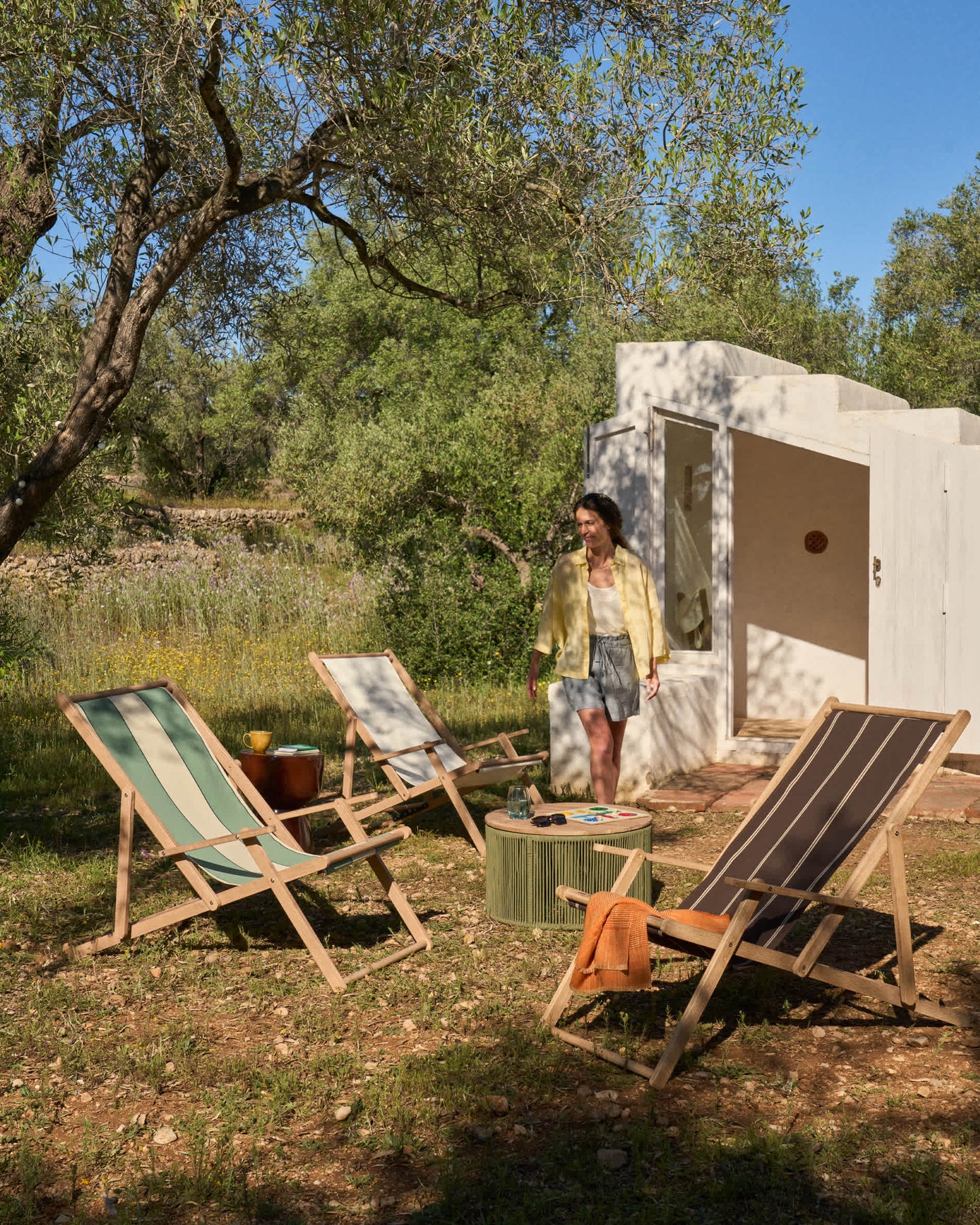 Amaca pieghevole da esterno Vilara a righe verdi e beige in legno massiccio di acacia