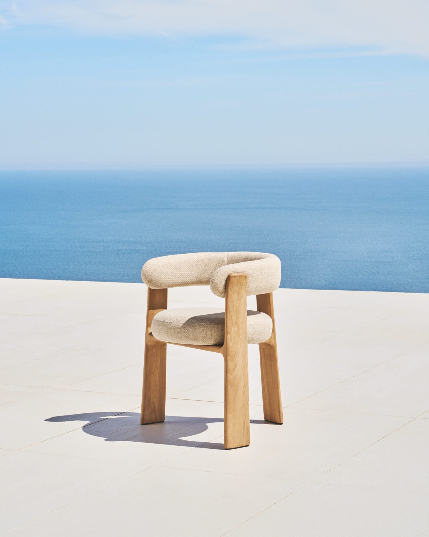 Sedia da esterno Granite a 3 gambe beige con gambe in legno massiccio di teak finitura tono naturale FSC 100%