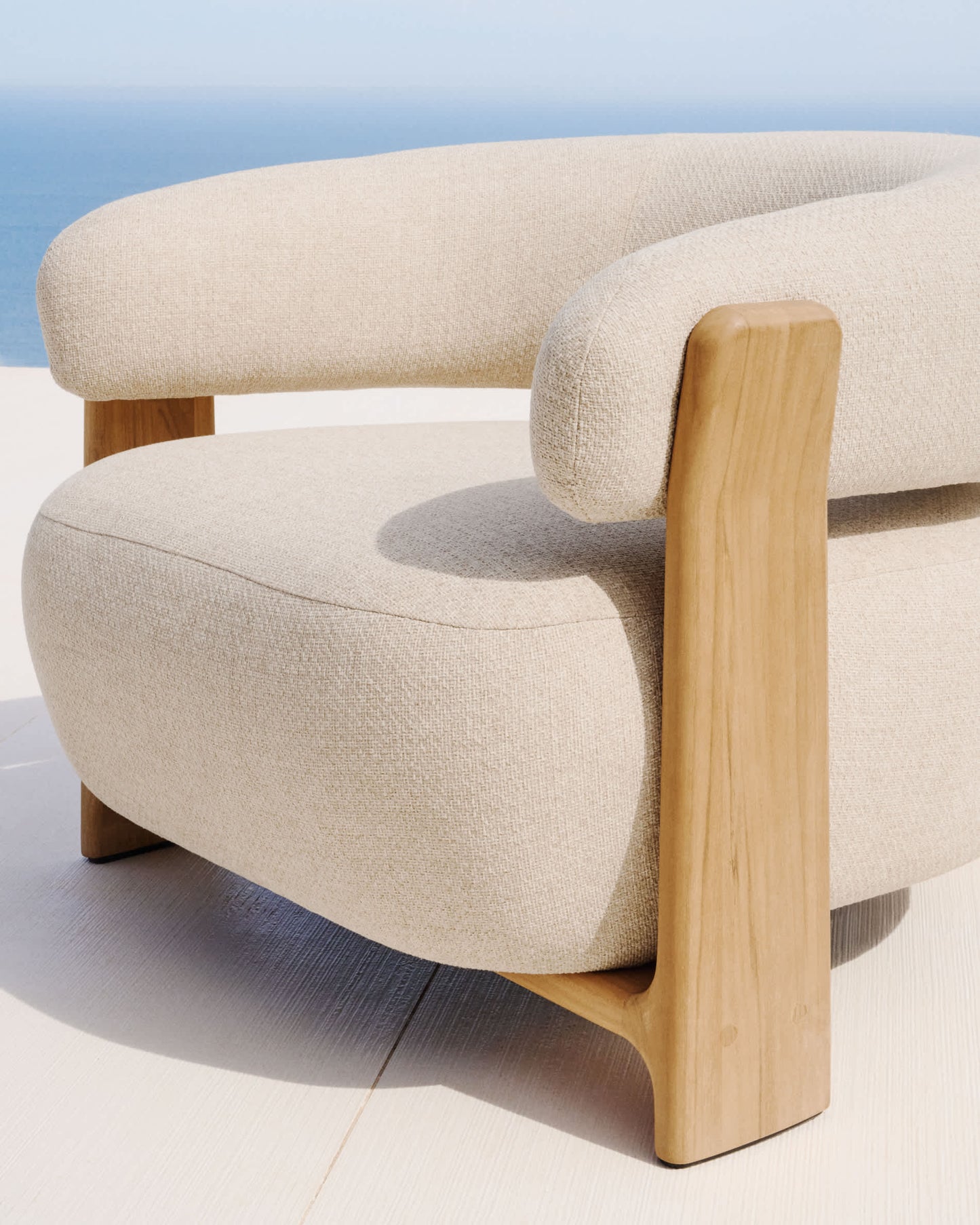 Poltrona da esterno Granite beige e gambe in legno massiccio di teak 100% FSC con finitura naturale