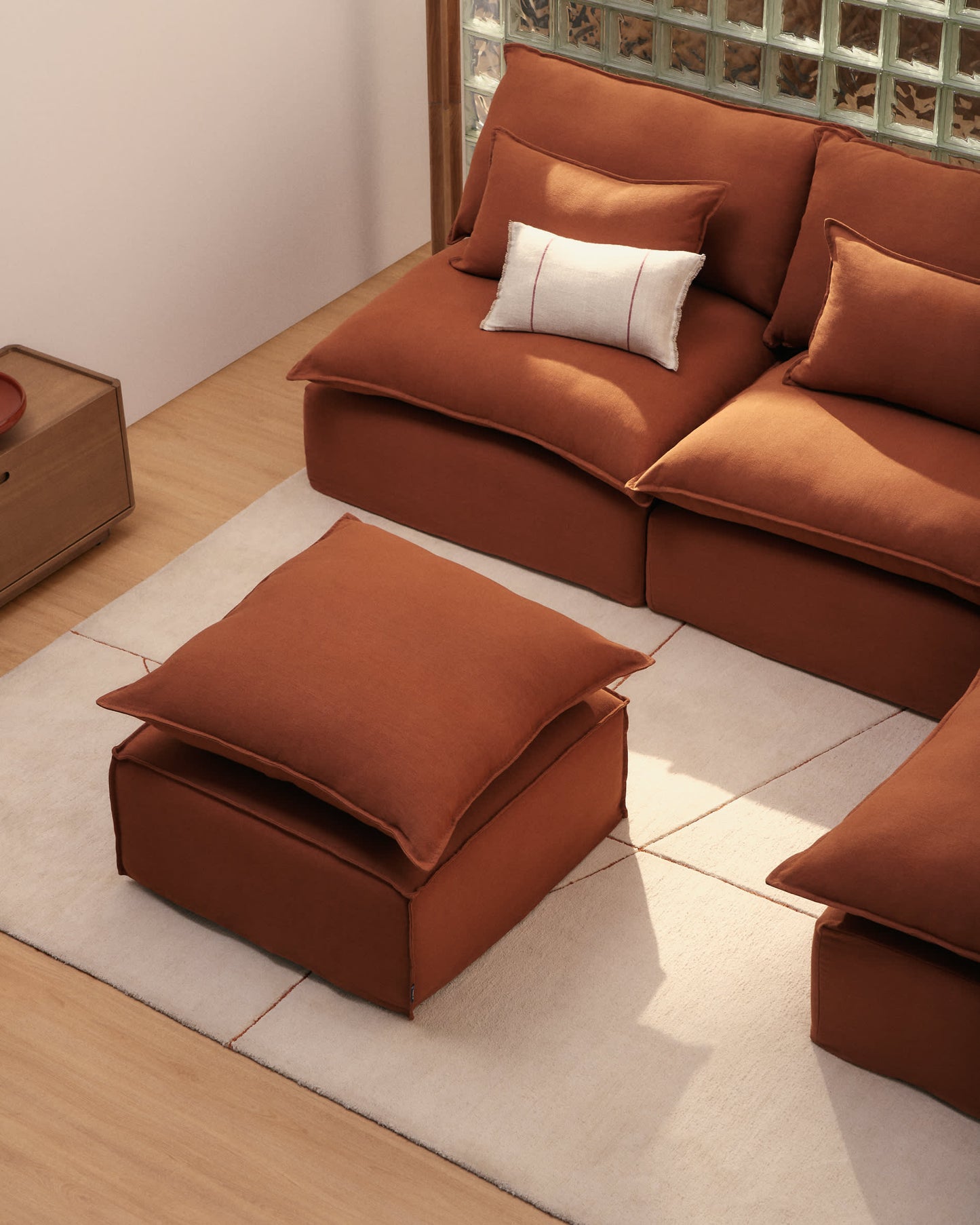 Poggiapiedi sfoderabile Anarela con cuscino in 100% lino terracotta 80 x 80 cm FSC Mix Credit