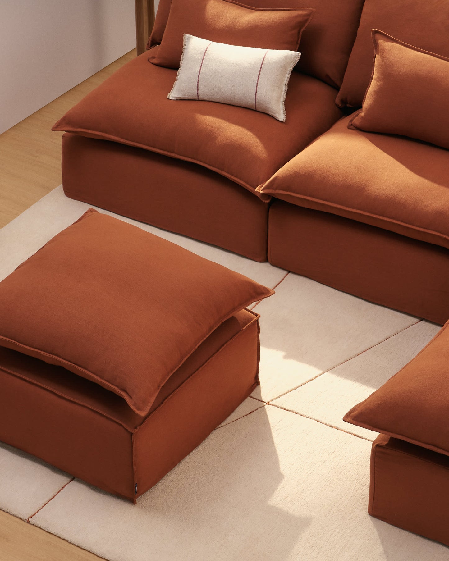Poggiapiedi sfoderabile Anarela con cuscino in 100% lino terracotta 80 x 80 cm FSC Mix Credit
