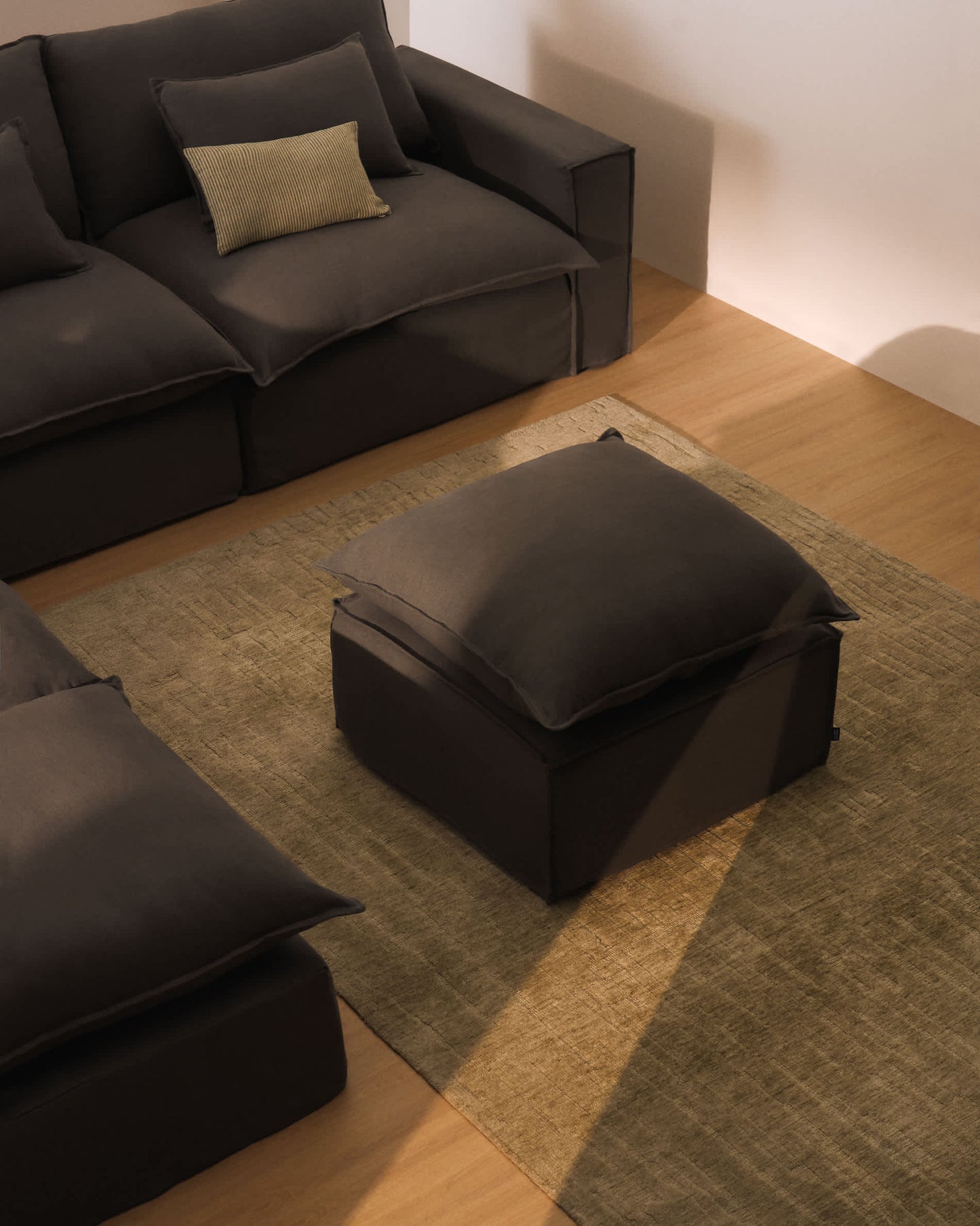 Poggiapiedi sfoderabile Anarela con cuscino in 100% lino tortora 80 x 80 cm FSC Mix Credit