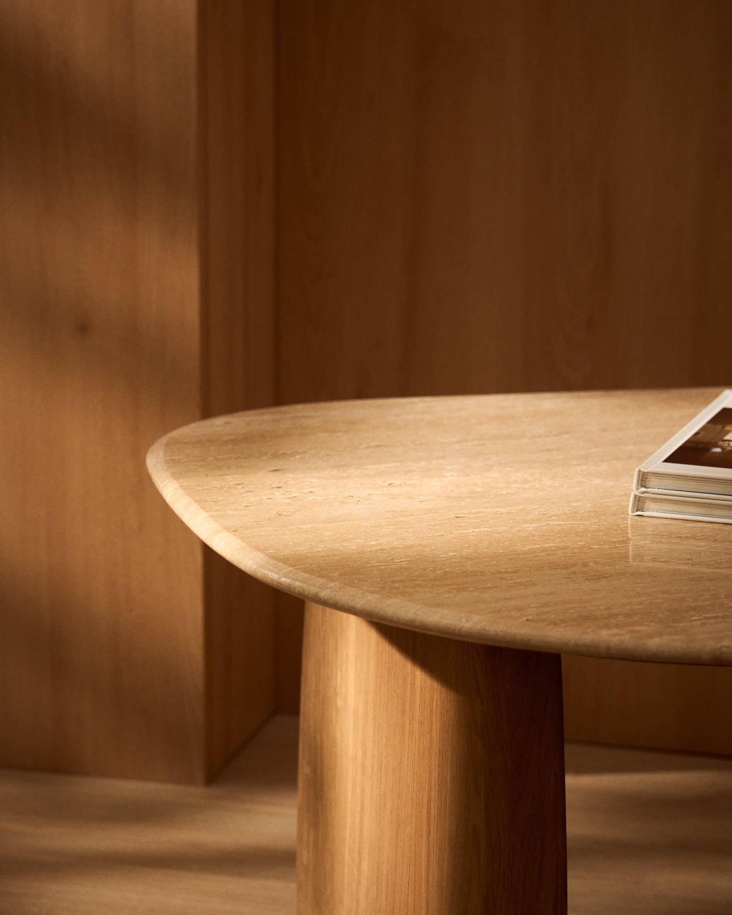 Tavolino da appoggio Pirita in travertino beige e gambe in rovere massiccio con finitura naturale 71 x 70 cm FSC 100%