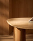 Tavolino da appoggio Pirita in travertino beige e gambe in rovere massiccio con finitura naturale 71 x 70 cm FSC 100%