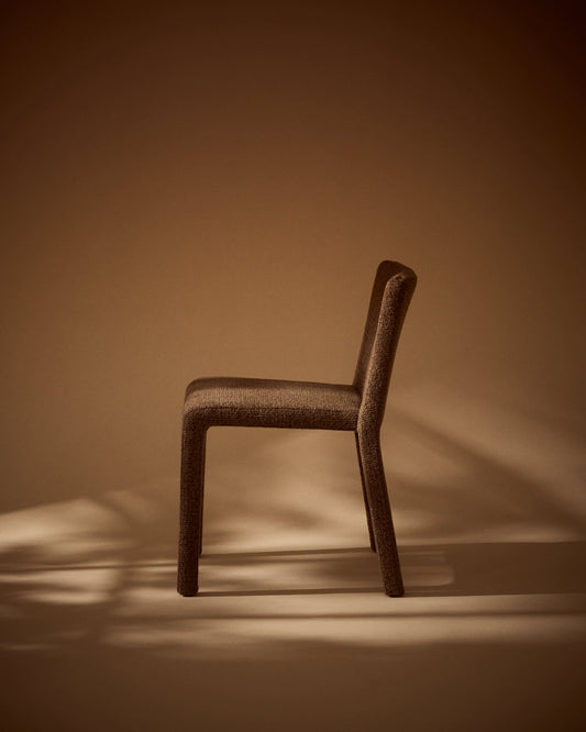 Sedia impilabile Loria in ciniglia marrone cioccolato FSC 100%