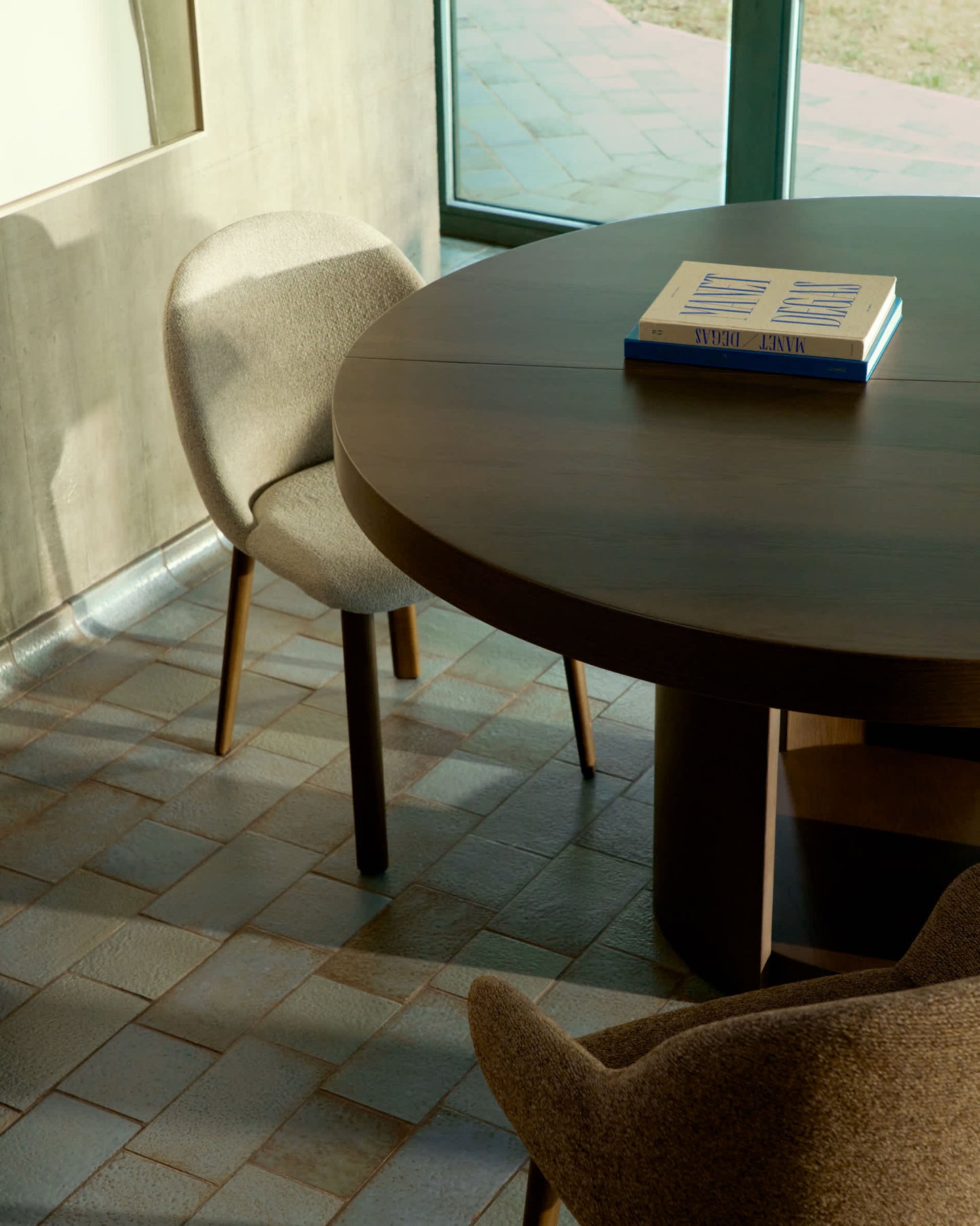 Tavolo rotondo allungabile Artis in legno massiccio e impiallacciatura di rovere con finitura color noce FSC 100% 120 (170) x 80 cm