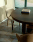 Tavolo rotondo allungabile Artis in legno massiccio e impiallacciatura di rovere con finitura color noce FSC 100% 120 (170) x 80 cm
