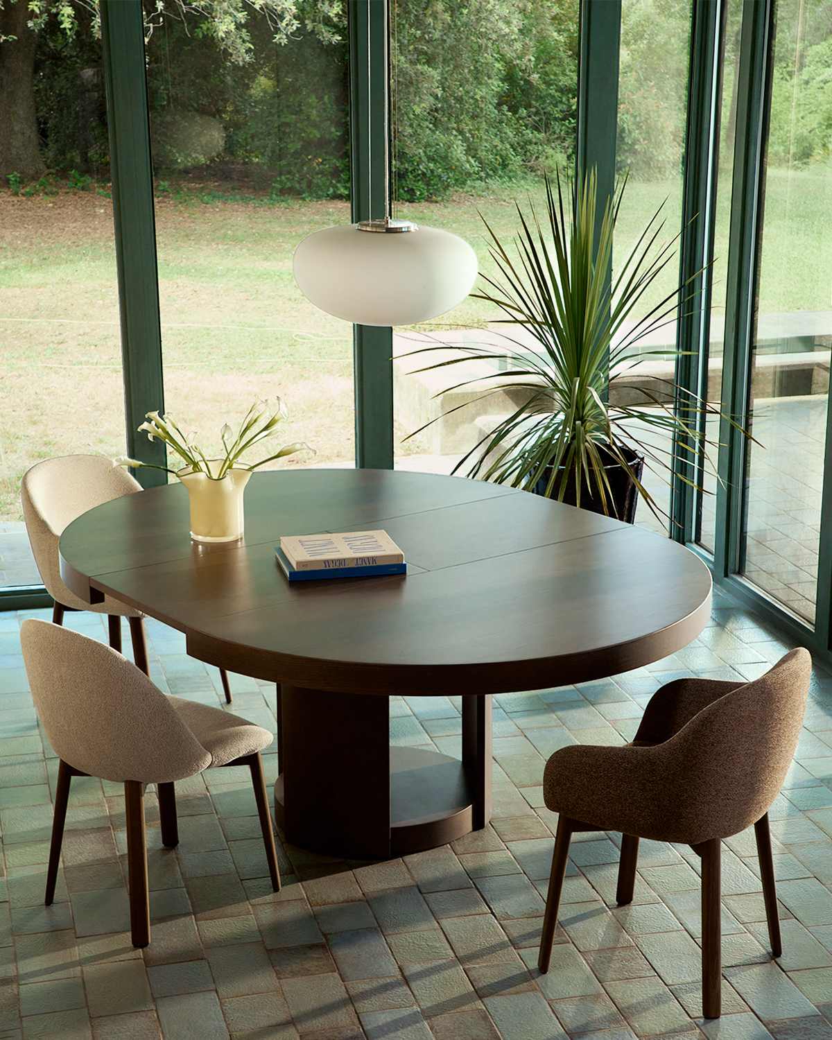Sedia Meila in ciniglia beige e gambe in rovere massiccio con finitura noce