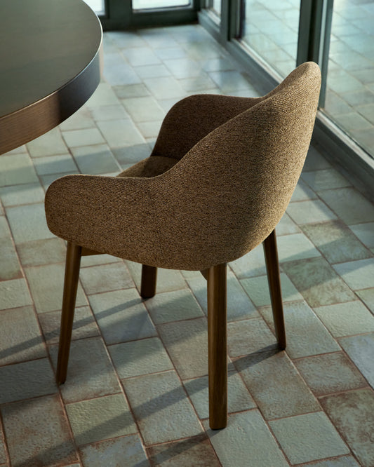 Sedia Meila con braccioli in ciniglia terracotta e gambe in rovere massiccio con finitura noce