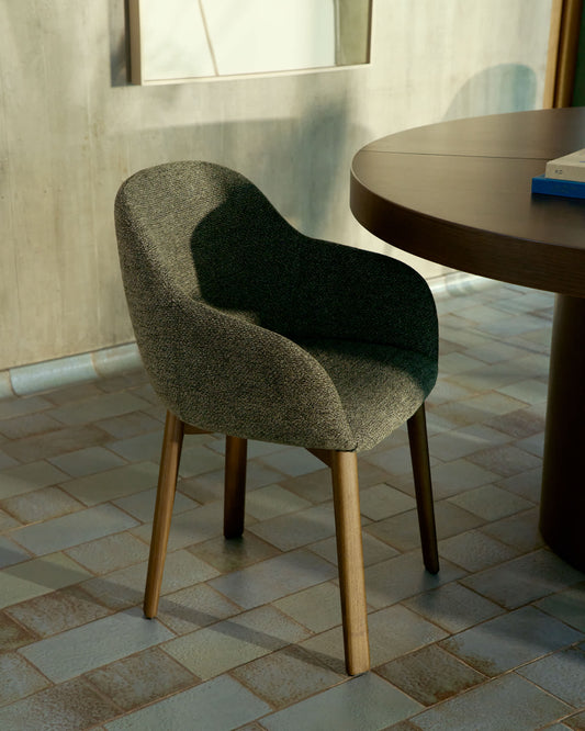 Sedia Meila con braccioli in ciniglia verde e gambe in rovere massiccio con finitura noce