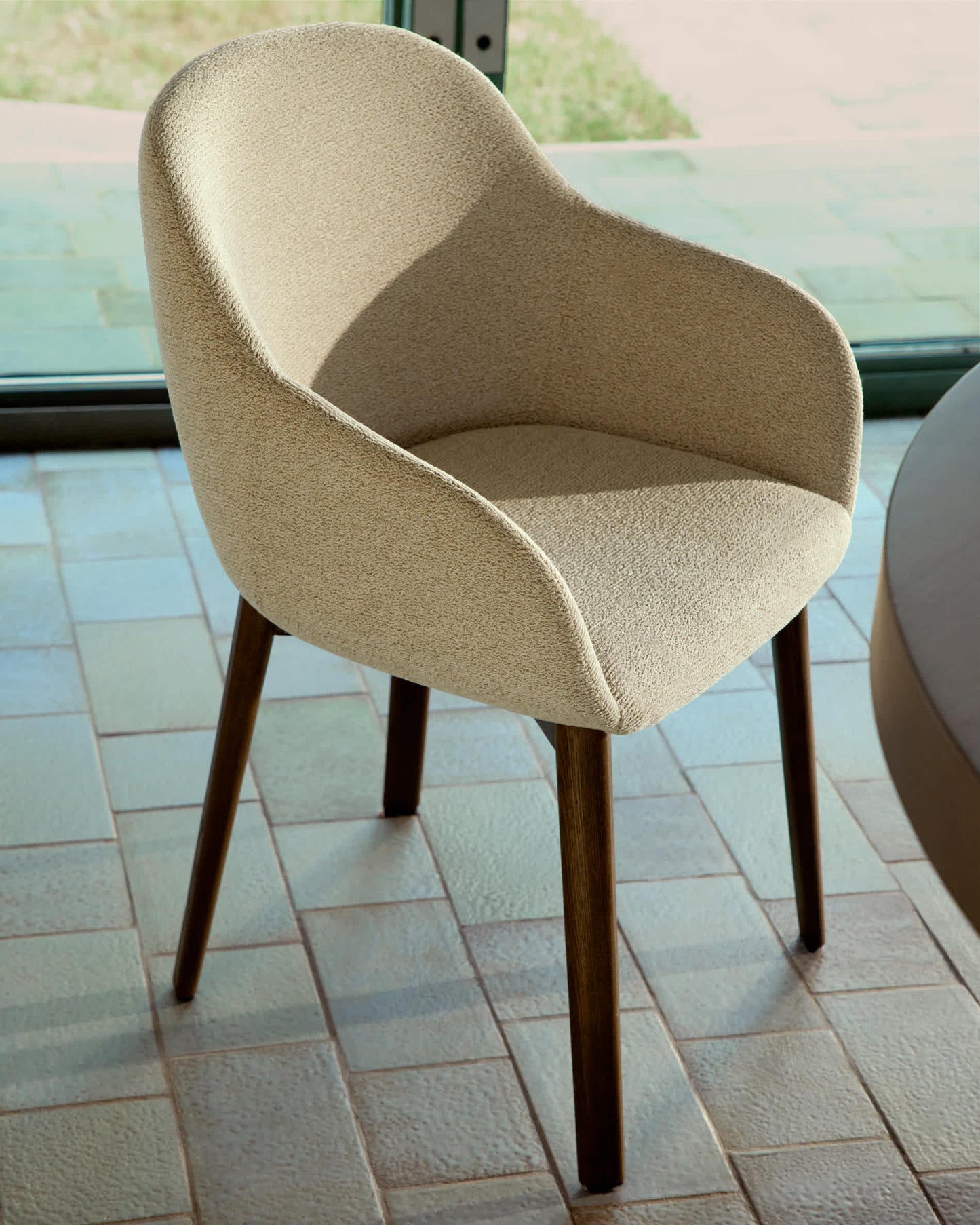 Sedia Meila con braccioli in ciniglia beige e gambe in rovere massiccio con finitura noce
