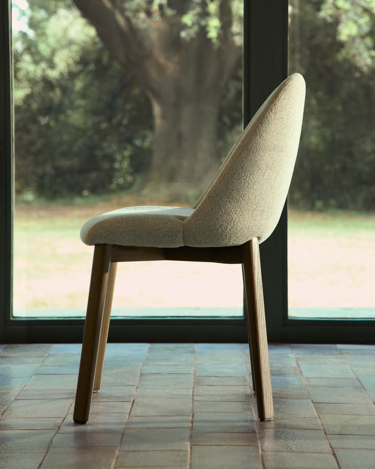 Sedia Meila in ciniglia beige e gambe in rovere massiccio con finitura noce