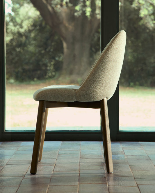 Sedia Meila in ciniglia beige e gambe in rovere massiccio con finitura noce
