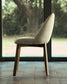 Sedia Meila in ciniglia beige e gambe in rovere massiccio con finitura noce