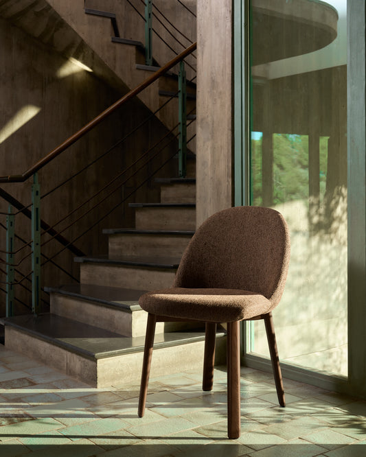Sedia Meila in ciniglia terracotta e gambe in rovere massiccio con finitura noce