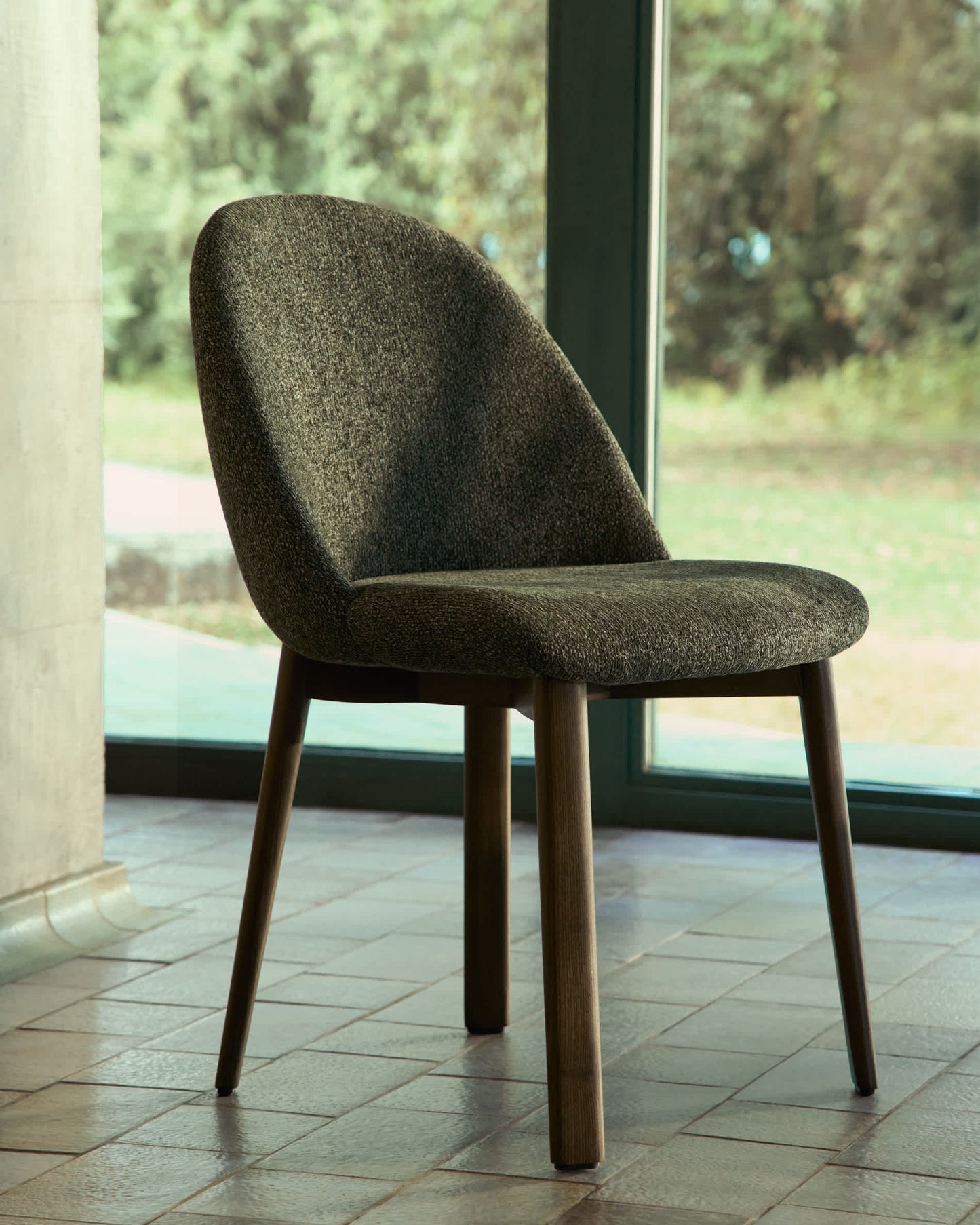 Sedia Meila in ciniglia verde e gambe in rovere massiccio con finitura noce