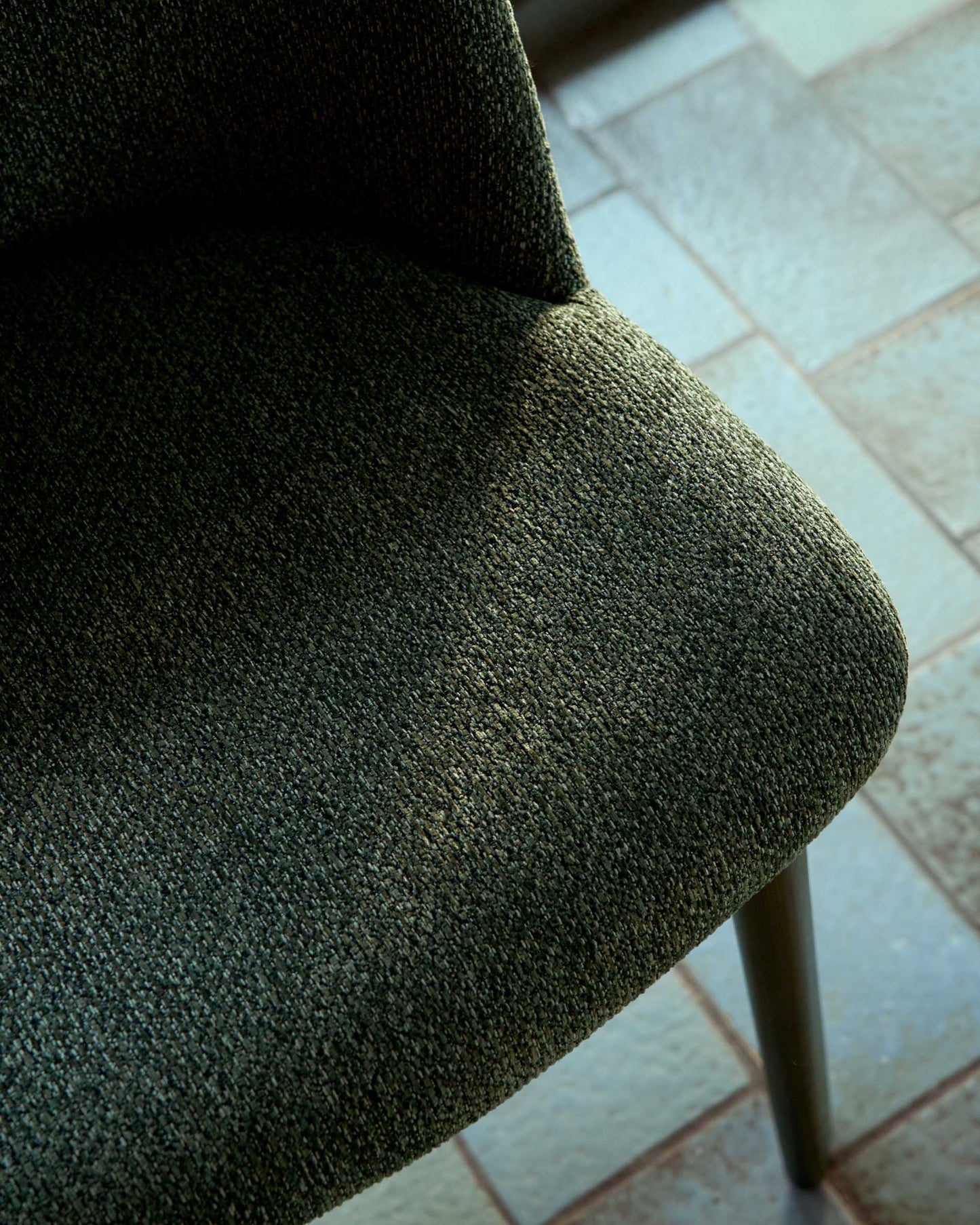 Sedia Meila in ciniglia verde e gambe in rovere massiccio con finitura noce