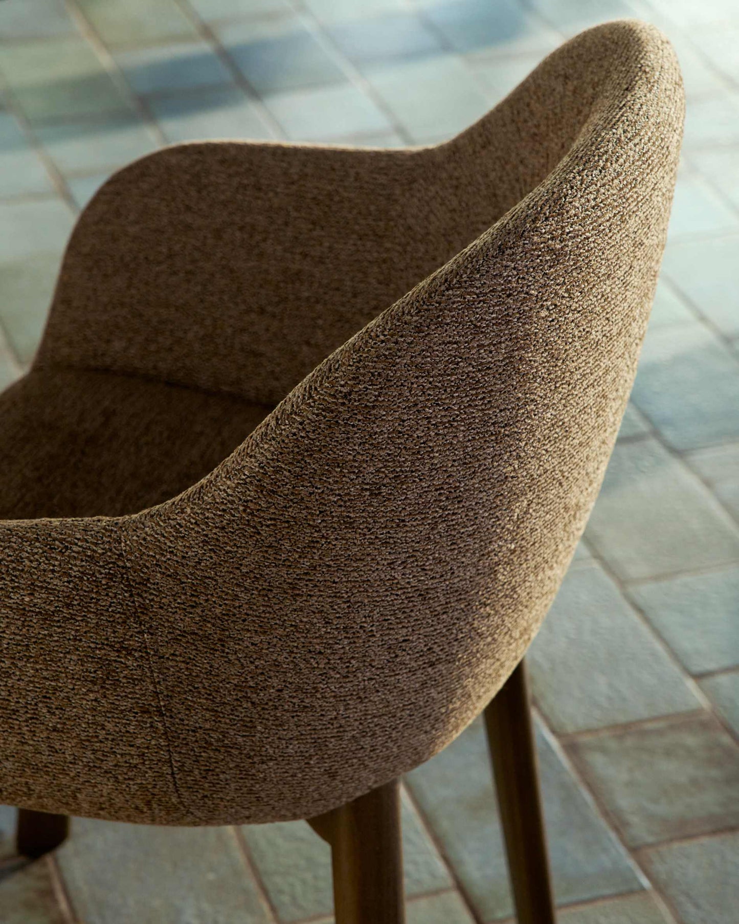 Sedia Meila con braccioli in ciniglia terracotta e gambe in rovere massiccio con finitura noce