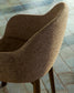 Sedia Meila con braccioli in ciniglia terracotta e gambe in rovere massiccio con finitura noce