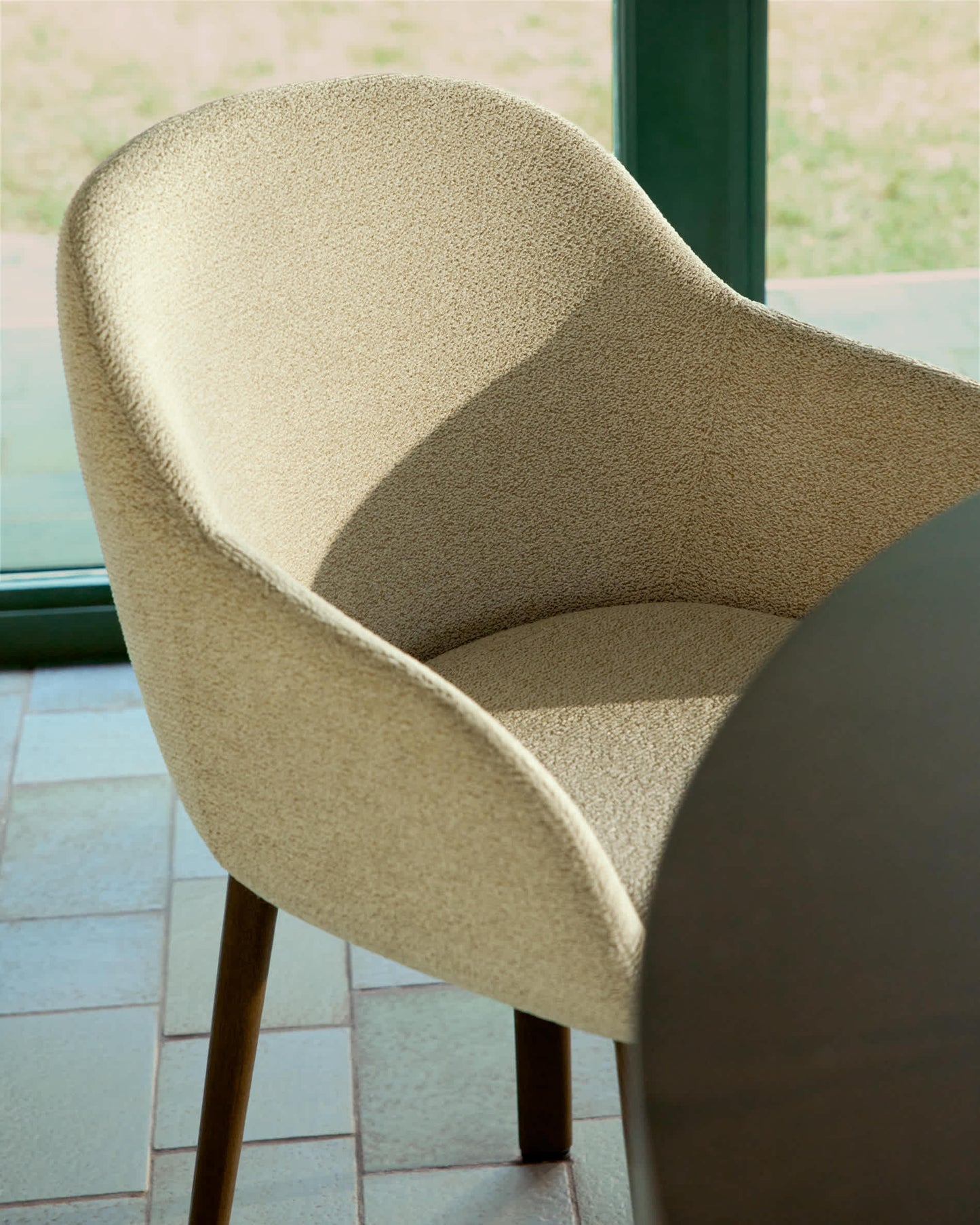 Sedia Meila con braccioli in ciniglia beige e gambe in rovere massiccio con finitura noce