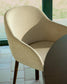 Sedia Meila con braccioli in ciniglia beige e gambe in rovere massiccio con finitura noce
