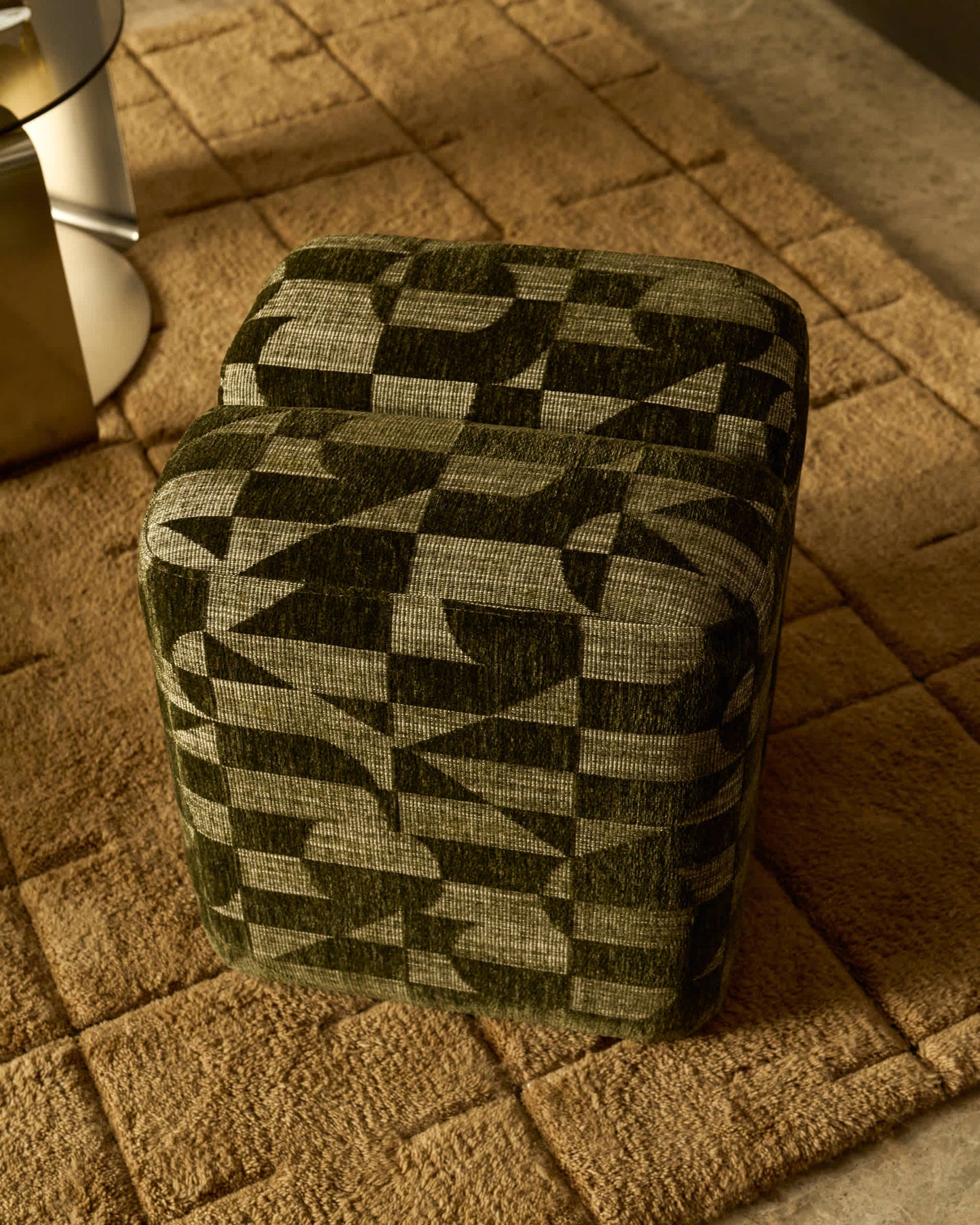 Poggiapiedi Nedilo quadrato in tessuto jacquard con motivo geometrico verde muschio FSC Mix Credit