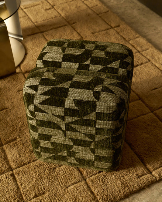 Poggiapiedi Nedilo quadrato in tessuto jacquard con motivo geometrico verde muschio FSC Mix Credit