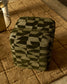 Poggiapiedi Nedilo quadrato in tessuto jacquard con motivo geometrico verde muschio FSC Mix Credit