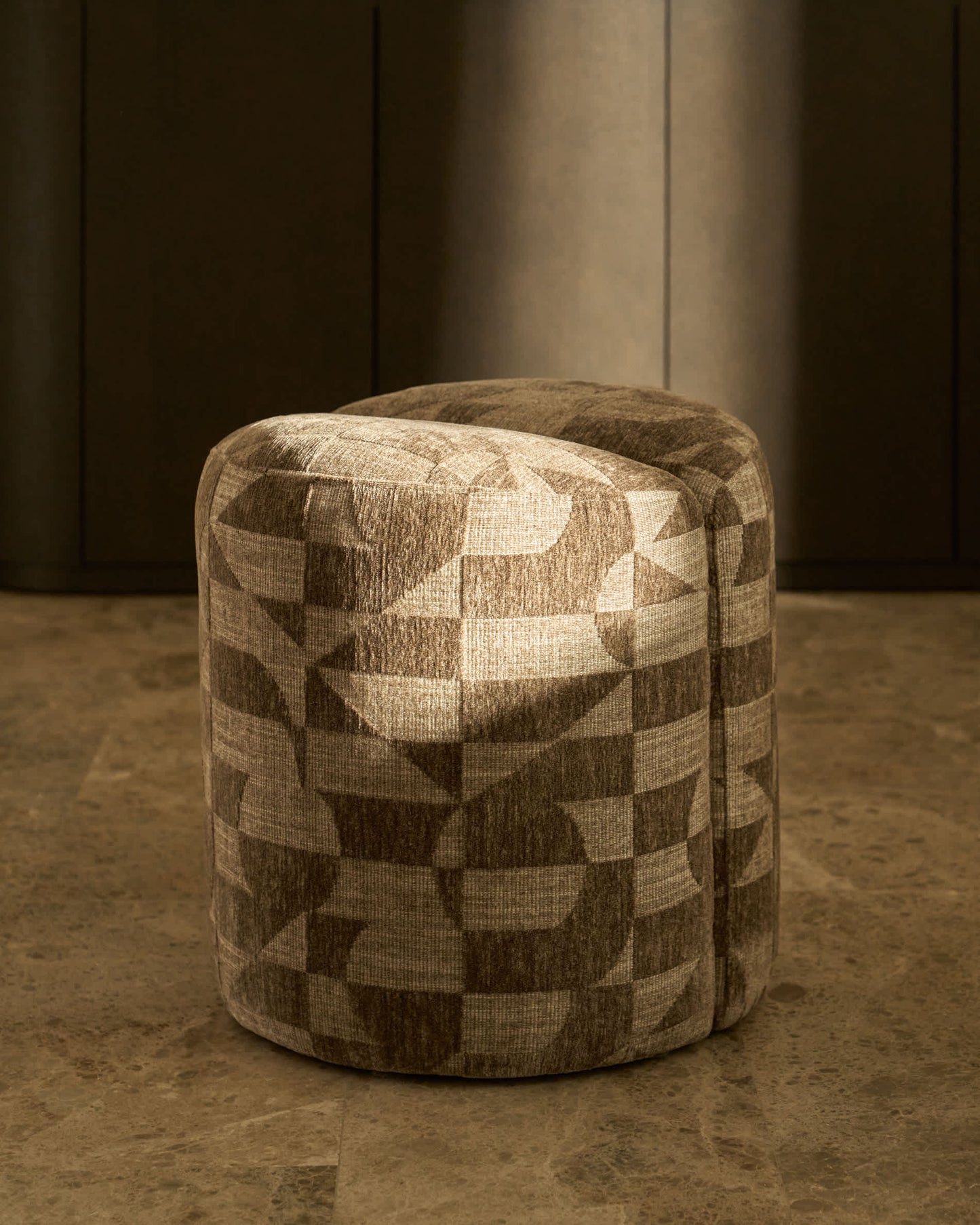 Poggiapiedi rotondo Nedilo in tessuto jacquard con motivo geometrico taupe FSC Mix Credit