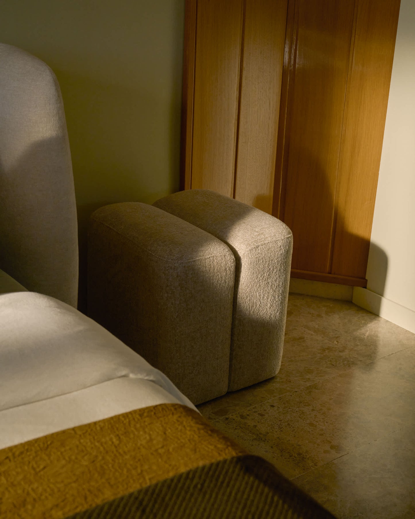 Poggiapiedi Nedilo quadrato in ciniglia beige FSC Mix Credit