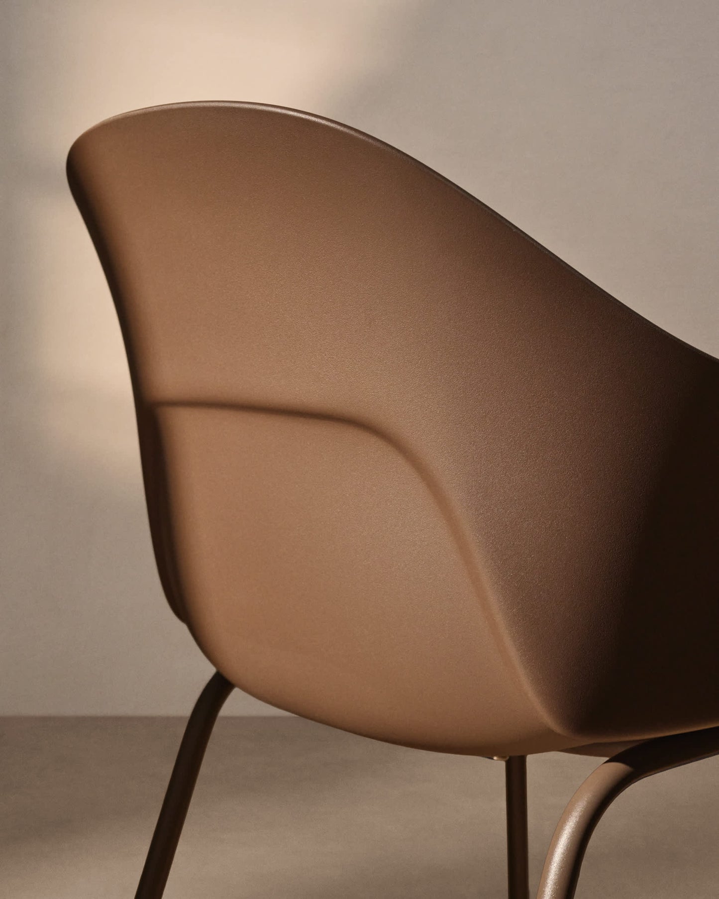 Sedia Sanile con gambe in acciaio con finitura marrone