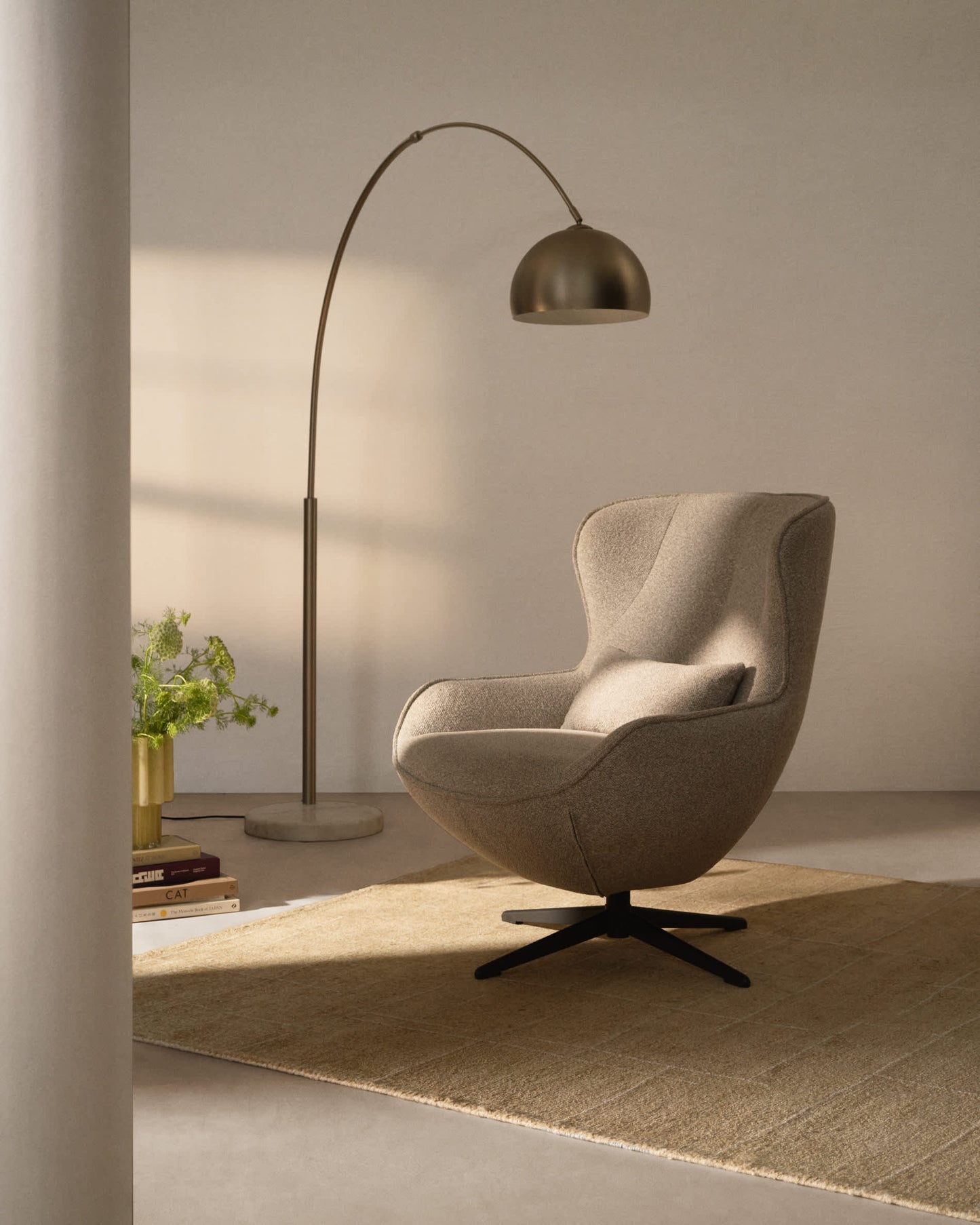 Poltrona girevole Sorile in ciniglia beige e acciaio con finitura nera FSC 100%