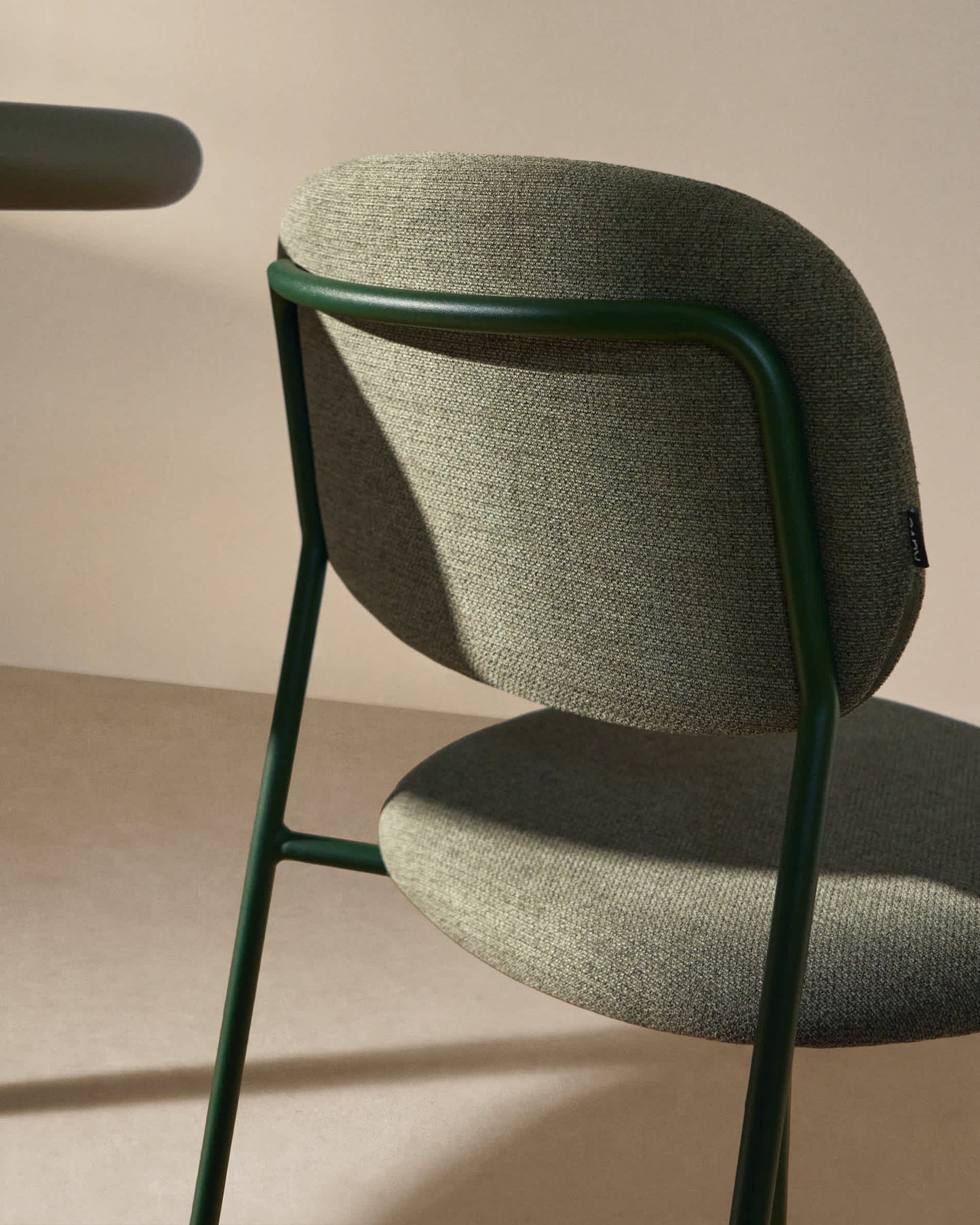 Sedia impilabile Meli in ciniglia verde con gambe in metallo verde FSC Mix Credit